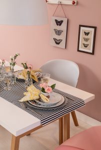 Mesa de café da manhã decorada com flores rosas