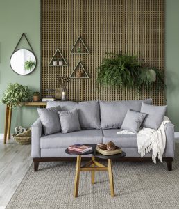 Sala de estar com painel de madeira e sofá cinza