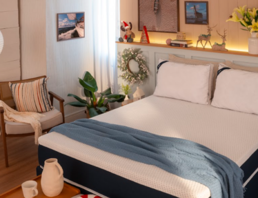 como limpar colchão em um quarto, com travesseiros, peseira, poltrona, almofadas e diversos itens decorativos