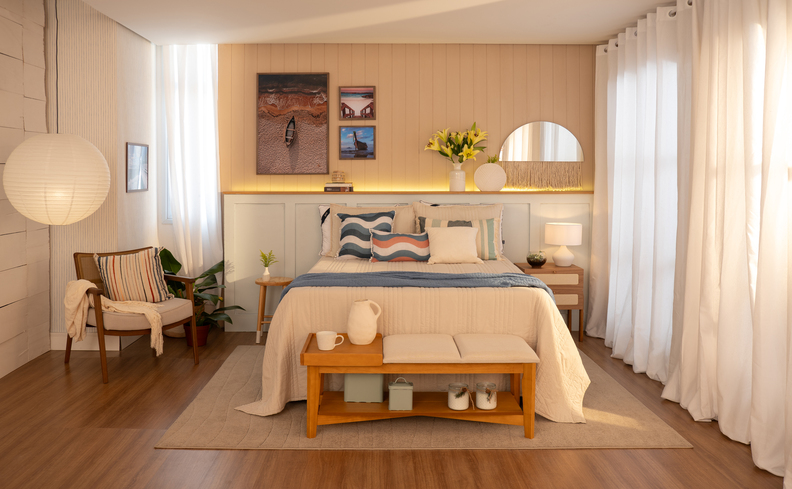 dicas para limpar colchão com bicarbonato. Ambiente com cama, mesas de cabeceira, travesseiros, quadros, vaso com flores e diversos itens de decoração