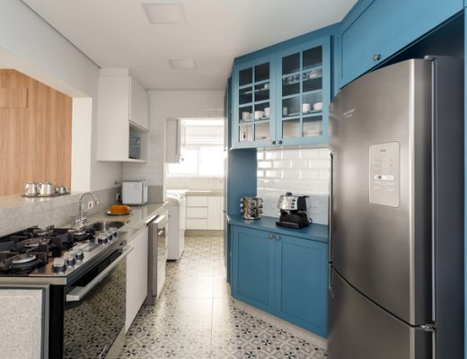 armário de cozinha compacta em azul, além de um ambiente com fogão, geladeira e diversos itens decorativos