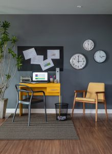 cor-pantone-2021-home-office-cinza-amarelo