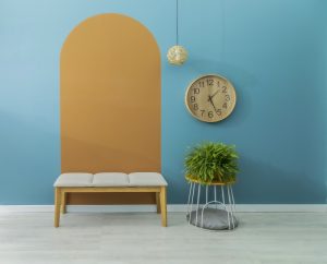 decoração de corredor papel parede azul