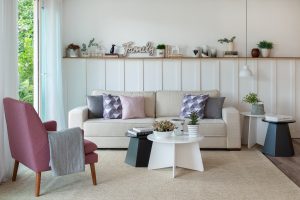 Tendências para 2022: sala de estar com sofá confortável branco e poltrona vermelha