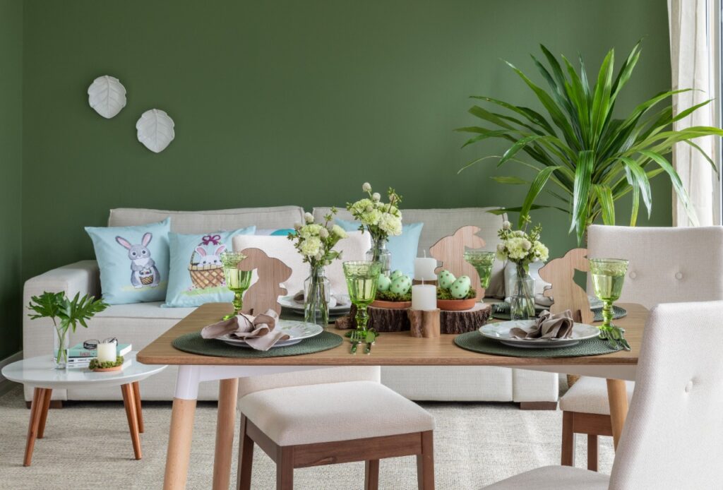 decoração de páscoa na sala de estar com ovos de páscoa, almofadas e diversos itens decorativos para deixar essa data mais especial