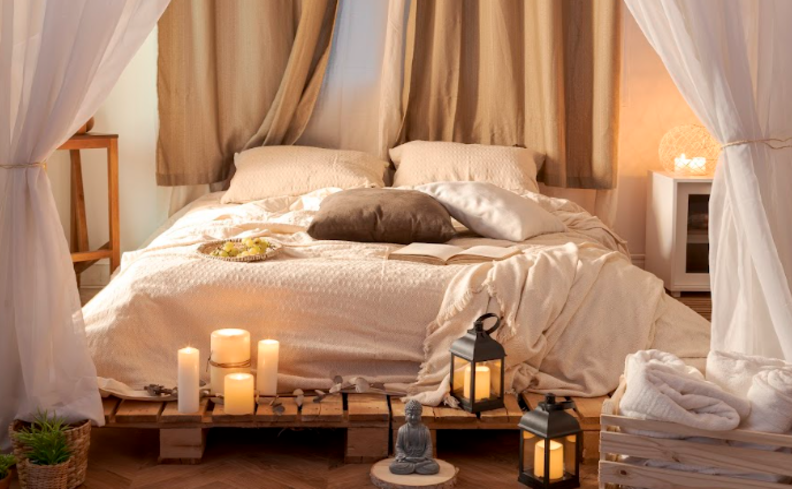 decoração aconchegante de outono no quarto, com roupa de cama, velas e itens de decoração