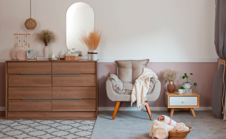 paleta de cores outono no quarto com flores secas, poltrona, manta, cômoda e diversos itens decorativos
