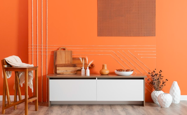 paleta de cores outono com tons terrosos na parede como laranja, itens decorativos com flores secas e um rack branco