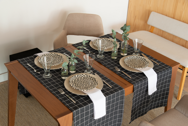 Mesa de café da manhã decorada para o Dia dos Pais, com frutas, pães, bolos e sucos.