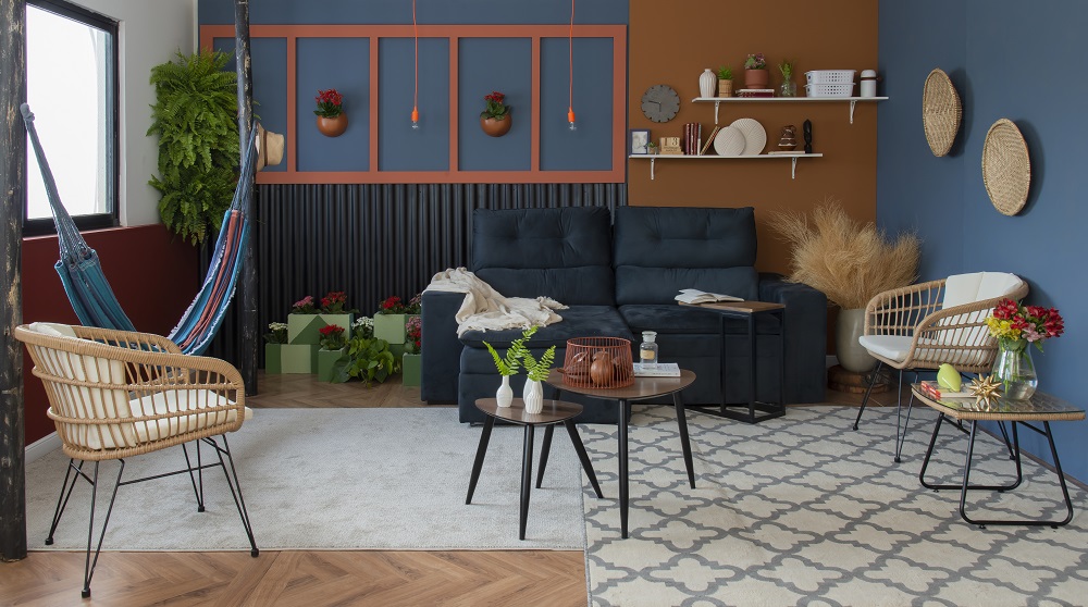 Sala de estar com cores da primavera em tonalidades fortes como terracota e azul petróleo.