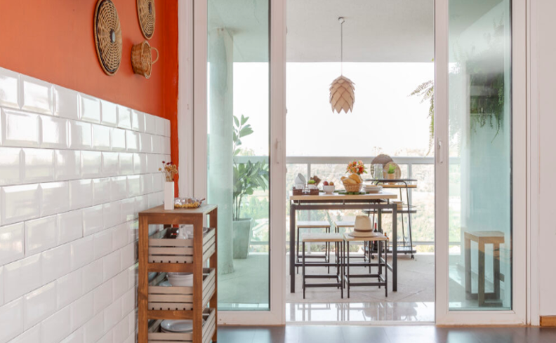 cozinha com porta de correr integrando os dois ambientes