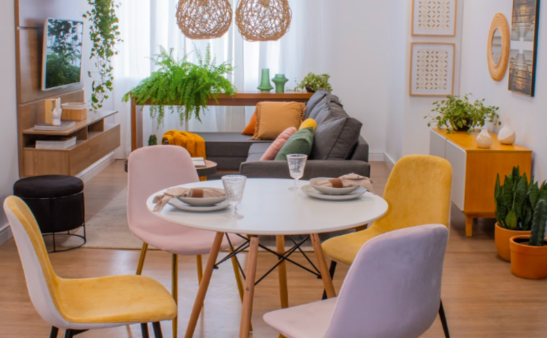 cozinhas e salas pequenas integradas com móveis como mesa, cadeiras, sofá e outros