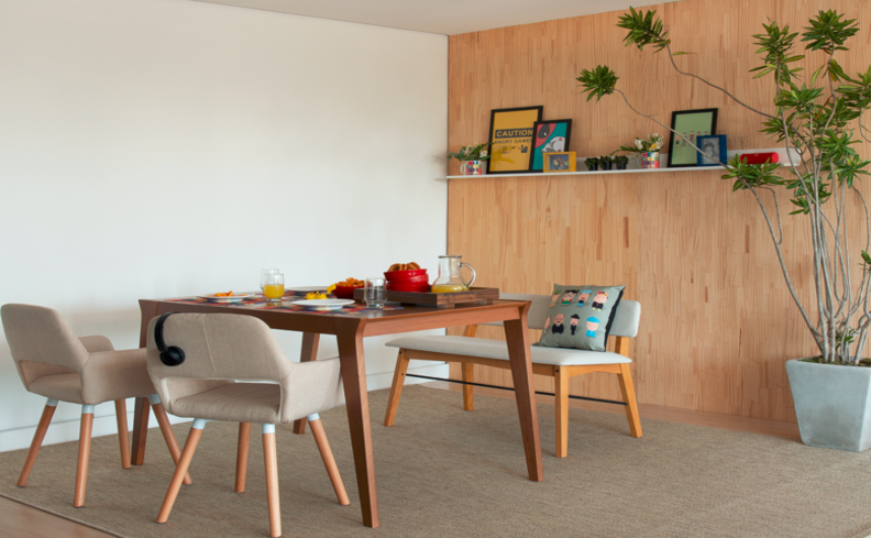 cozinha e sala integrada com mesa de jantar quadrada e cadeiras