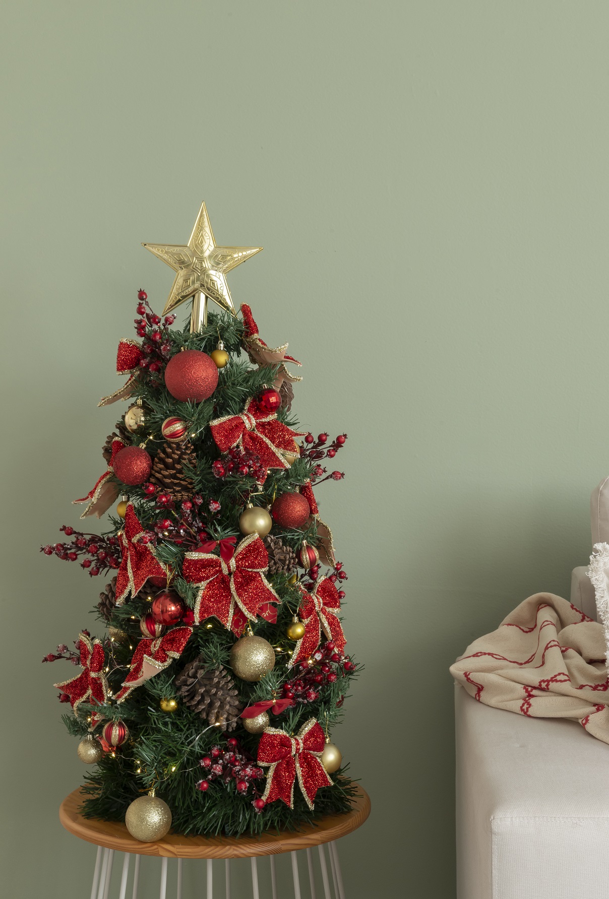 Árvore de Natal: como decorar, ideias e dicas criativas em 2023  Árvores  de natal decoradas, Decoração de arvore de natal, Decoração de natal