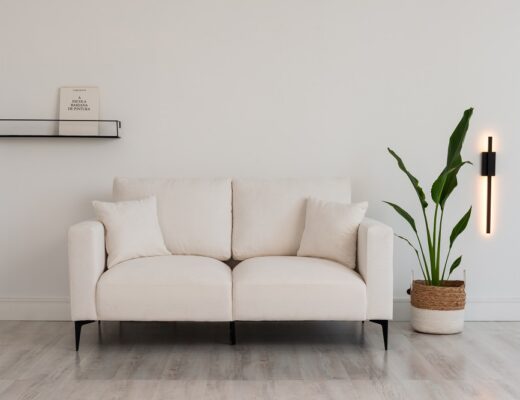 sofá branco de dois lugares para sala de estar