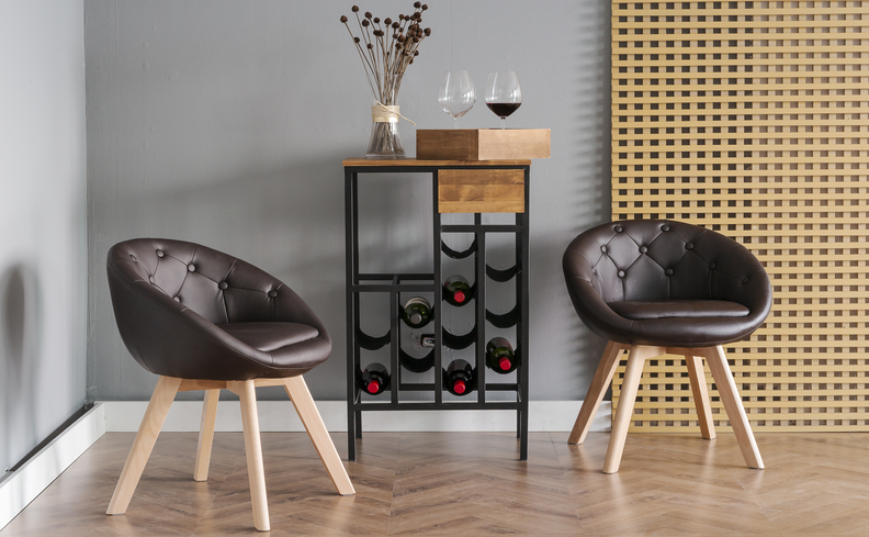 barzinho para sala de estar moderna, além de poltronas e itens decorativos