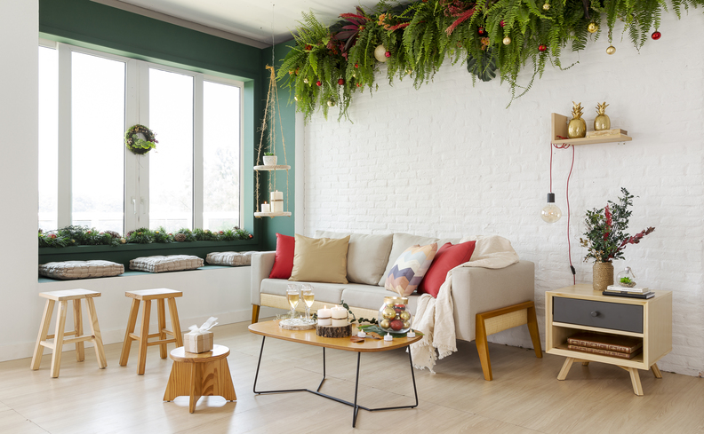 sugestões para saber como escolher sofá em uma sala de estar com sofá branco, mesa de centro, bancos e itens decorativos