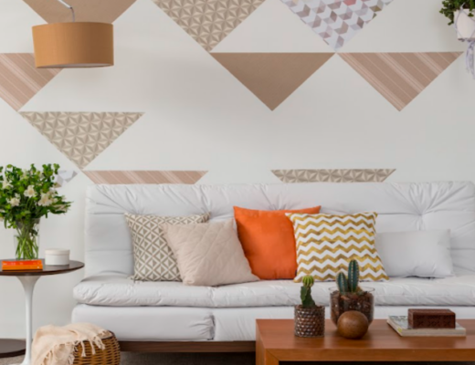 sala de estar pequena com sofá-cama, mesa lateral, mesa de centro e diversos itens decorativos