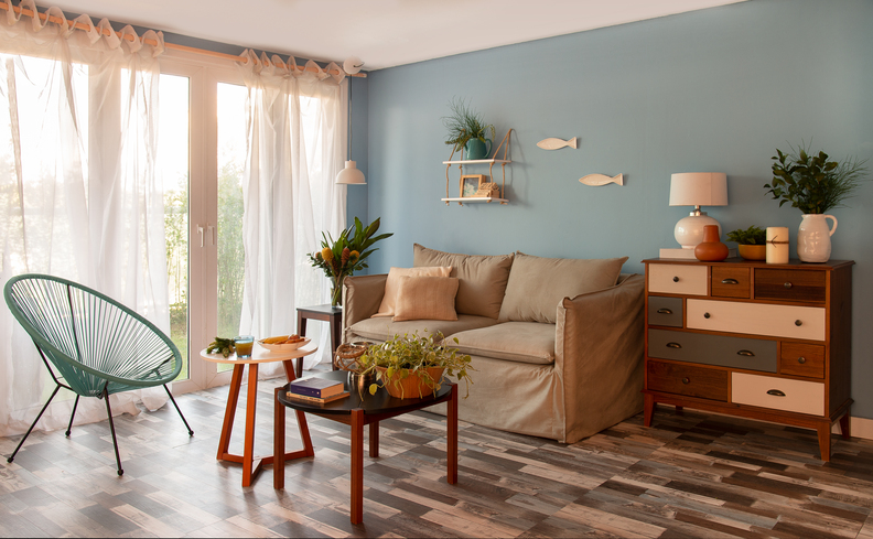 móveis para sala pequena com poltrona, sofá, armário, mesa de centro e itens decorativos