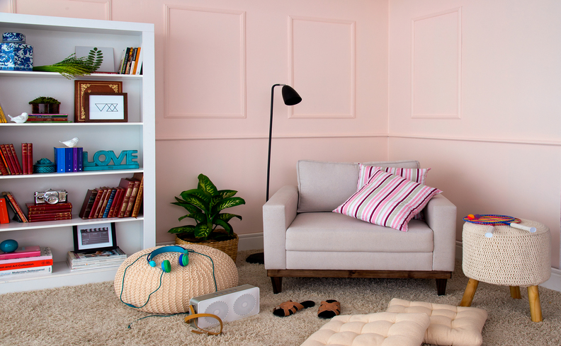 decoração de estantes para sala, sofá, luminária de chão, almofadas, puffe e muito mais