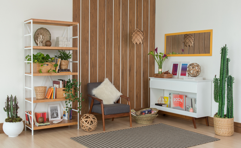 estante grande para sala, além de poltrona, tapete, aparador e diversos outros itens decorativos