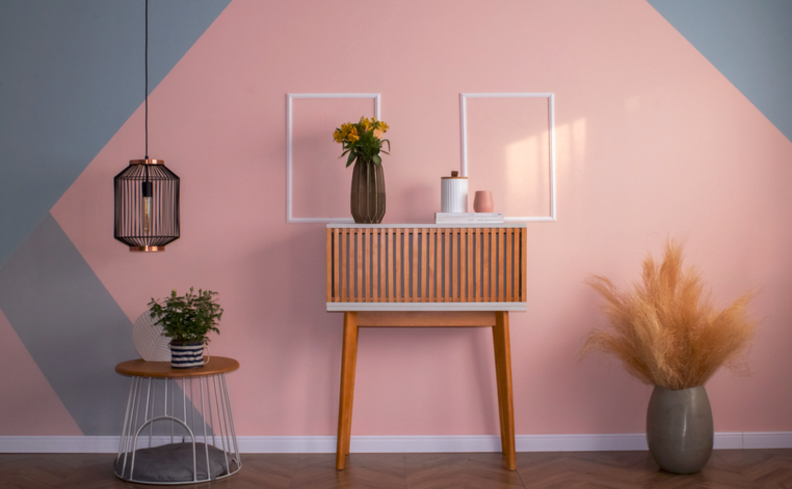 móvel para compor o cantinho do café na sala, uma mesa de apoio pequena, com diversos vasos de planta para decorar com estilo