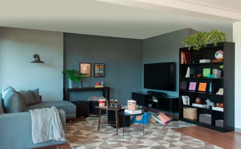 rack suspenso para sala de estar, além de sofá, estante, tapete, aparador e diversos itens decorativos