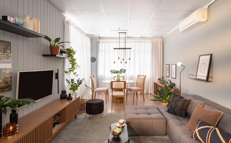 sala de estar moderna integrada com a sala de jantar, ideias para decorar ambientes pequenos com móveis multifuncionais