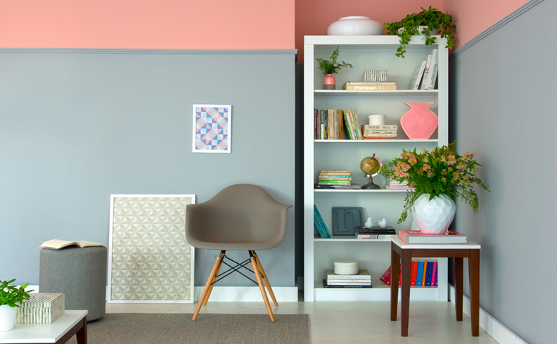 ambiente com estante moderna para sala, poltrona, mesa lateral e diversos itens decorativos