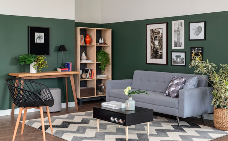 dicas de como deixar a sala aconchegante com sofá, tapete, mesa de centro, estante com livros, aparador e cadeira, além de almofadas e outros itens de decoração