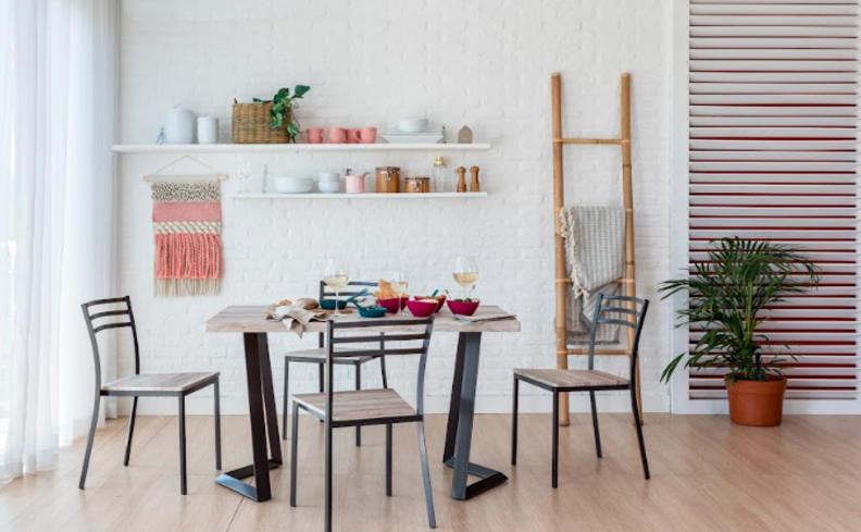 como organizar uma cozinha pequena com mesa, cadeiras, prateleiras e itens de decoração