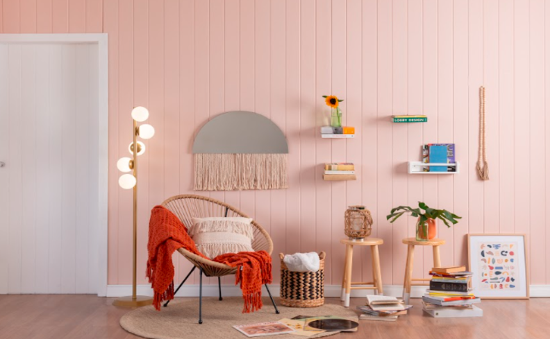 decoração boho com poltrona, tapete, luminária de chão, nichos e diversos itens de decoração