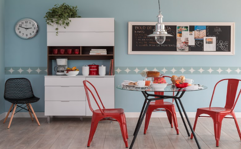 dicas para organizar a cozinha com mesa, cadeiras, armário pequeno com divisórias
