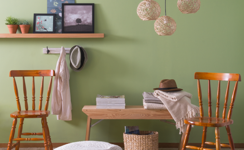 estilo rústico na decoração da casa com banco, prateleira com quadros decorativos, cadeiras de madeira e outros itens de decoração