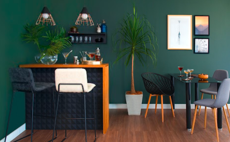 ideias de iluminação para cozinha com pendentes, além de um ambiente completo com mesa, bancada, banquetas e diversos itens decorativos