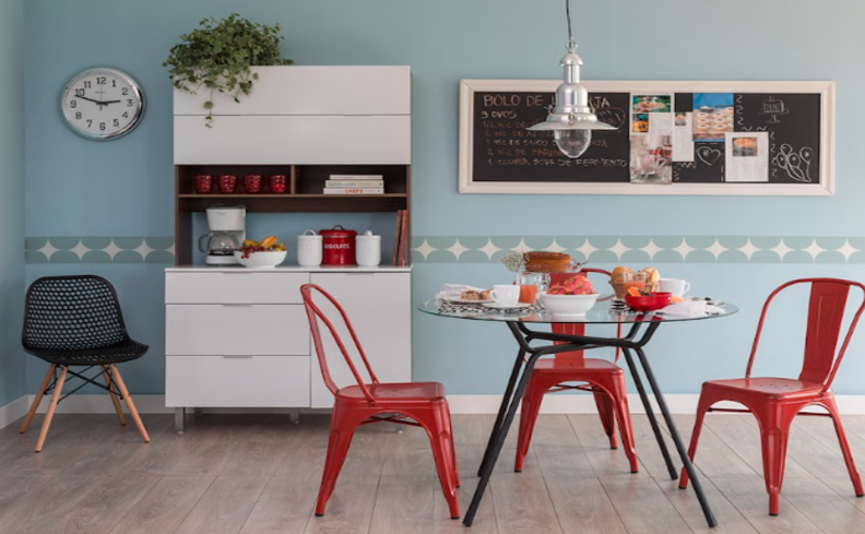 armário de cozinha compacta com nichos, além de mesa, três cadeiras e diversos itens decorativos