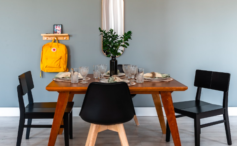 espelhos na decoração da sala de jantar, com modelo na vertical, com mesa quadrada e três cadeiras