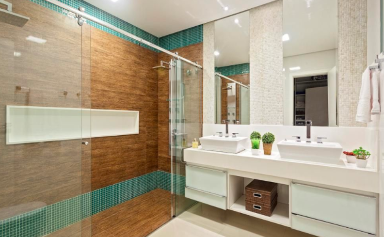 armário de banheiro grande com espelhos e itens de decoração