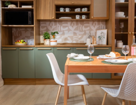 armário de cozinha verde, com nichos, cristaleira, prateleiras, além de mesa e duas cadeiras no ambiente