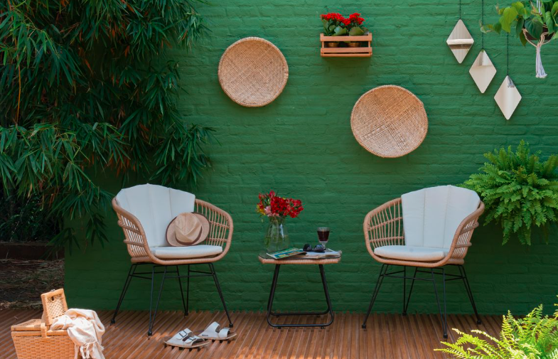 como fazer churrasco e deixar o ambiente pronto para receber convidados com cadeiras, mesa de apoio e itens de decoração