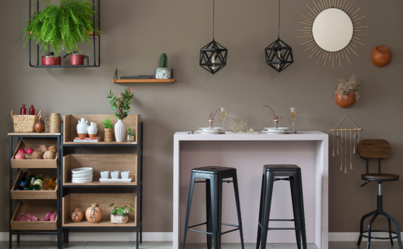 cor para cozinha no estilo industrial com parede cinza, banquetas pretas e armários com tons de madeira e preto