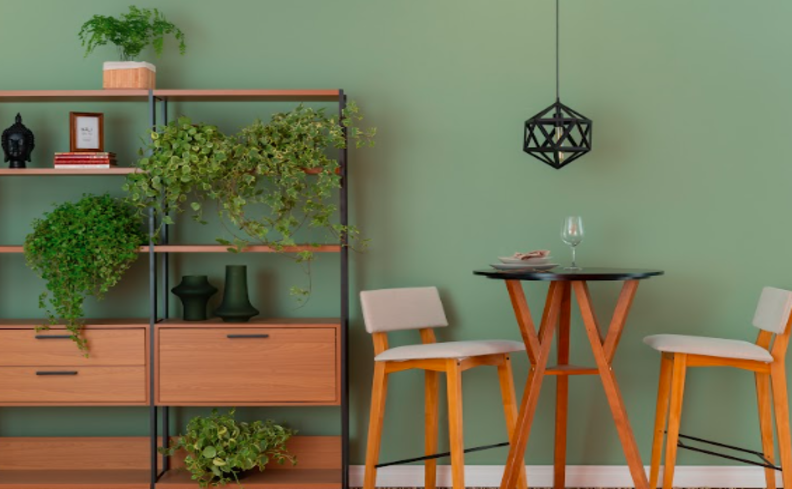cores para armário de cozinha com parede verde e armário com tons de madeira, além de bancos e uma mesa