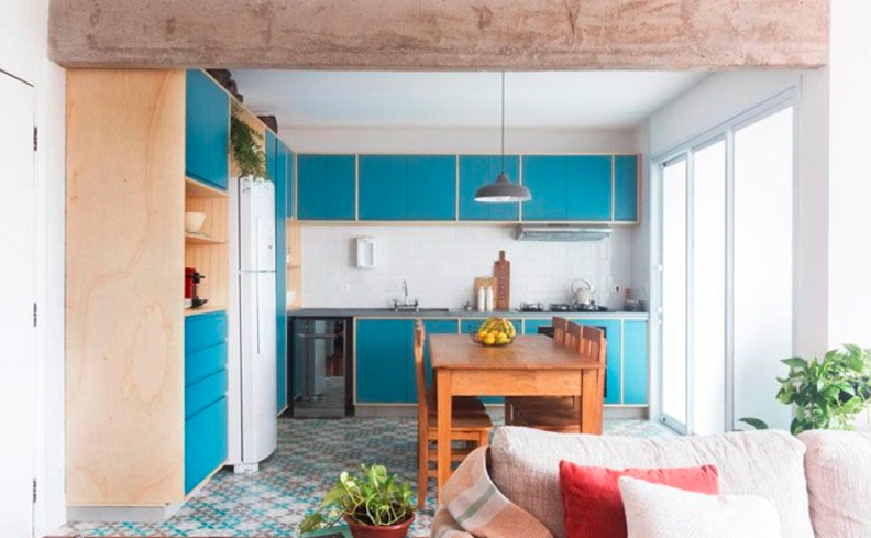 cores para cozinha e sala juntas com tons de azul, iluminação natural e tons neutros para criar harmonia