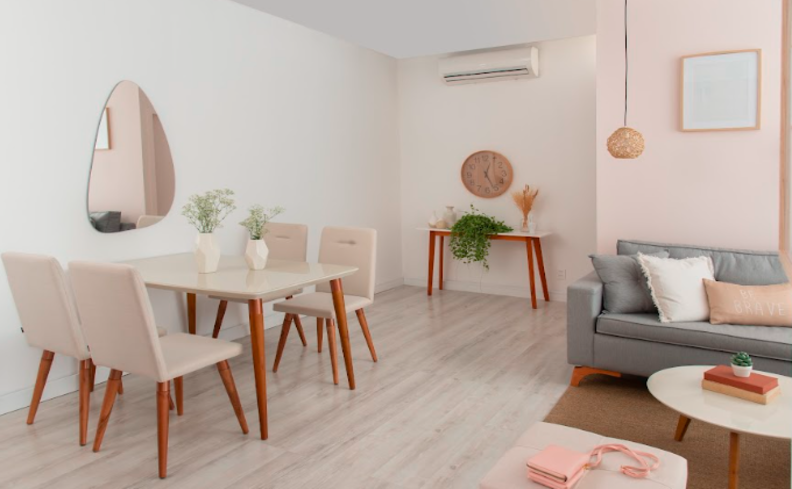 decoração com espelho na sala de jantar pequena com mesa com quatro cadeiras, espelho orgânico, além dos móveis da sala de jantar
