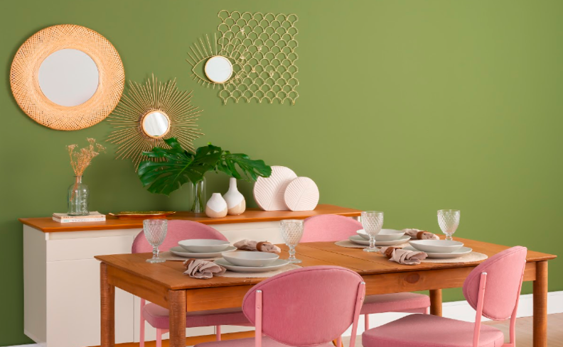 decoração com espelho redondo na sala com três modelos, buffet, mesa retangular e quatro cadeiras e mesa posta completa