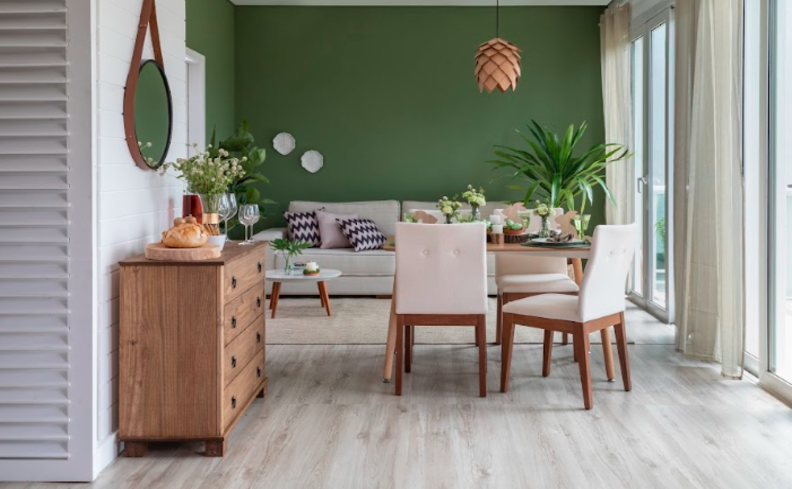 decoração com espelhos na parede da sala de jantar. Ambiente com mesa, cadeiras e buffet
