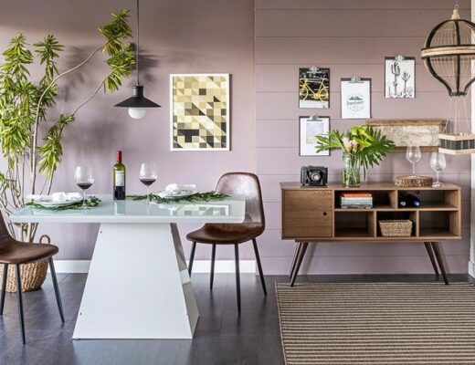 decoração sala de jantar com buffet, mesa retangular, cadeiras e diversos itens decorativos para complementar
