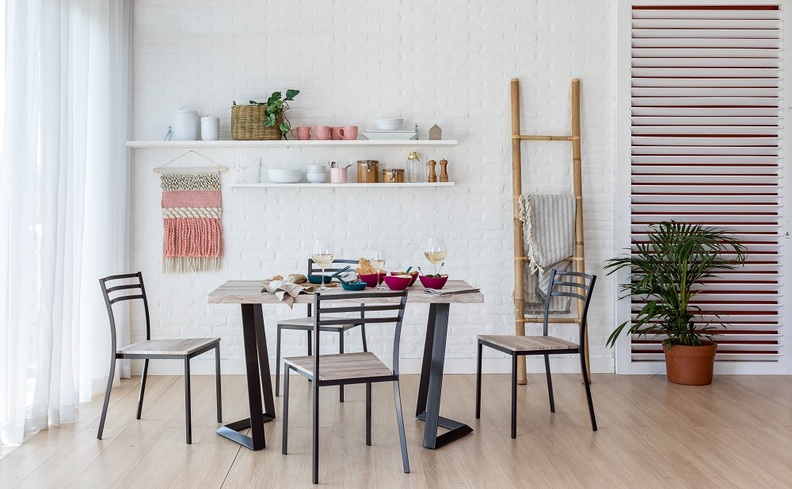 decoração sala de jantar neutra com mesa quadrada, três cadeiras, além de prateleiras com itens decorativos