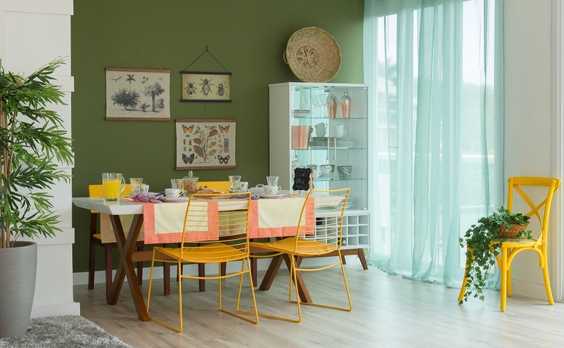 decoração sala de jantar pequena com mesa retangular, cristaleira e diversos itens decorativos para compor o ambiente