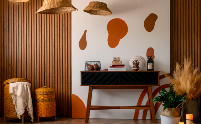 decoração estilo boho com tons terrosos, plantas, poltrona e diversos itens decorativos